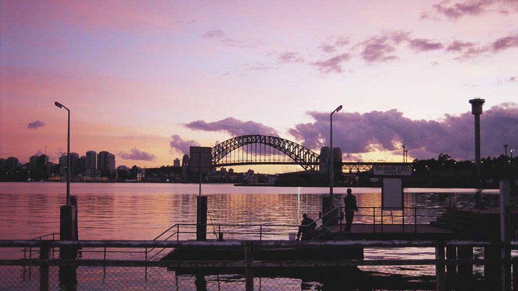 Balmain que incluye un río o arroyo, una puesta de sol y un puente