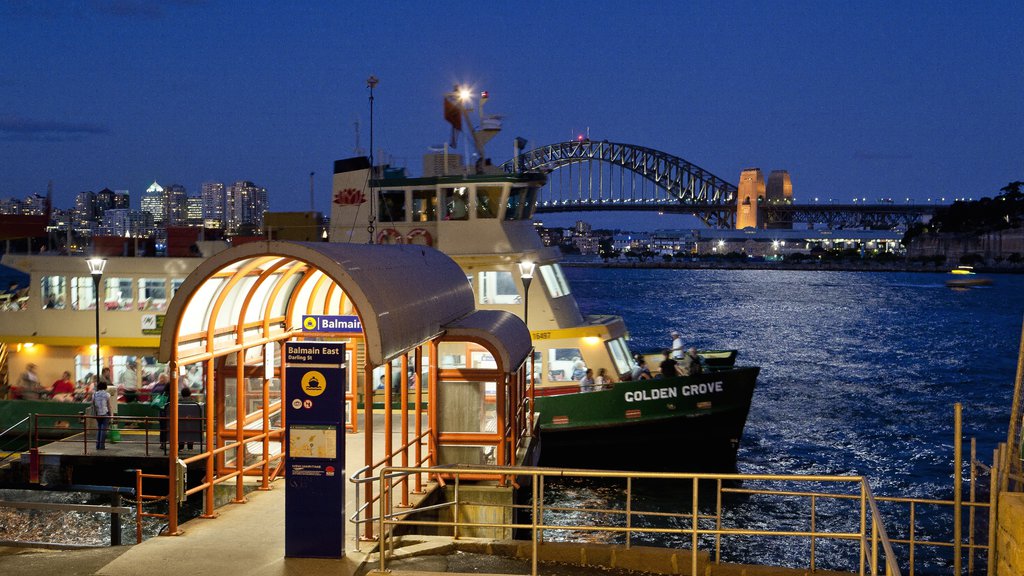 Balmain toont nachtleven, een veerboot en een rivier of beek