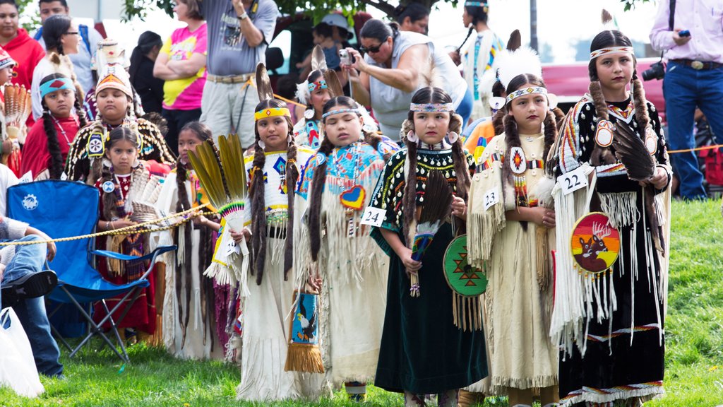 Pendleton mettant en vedette culture indigène et performance artistique aussi bien que des enfants