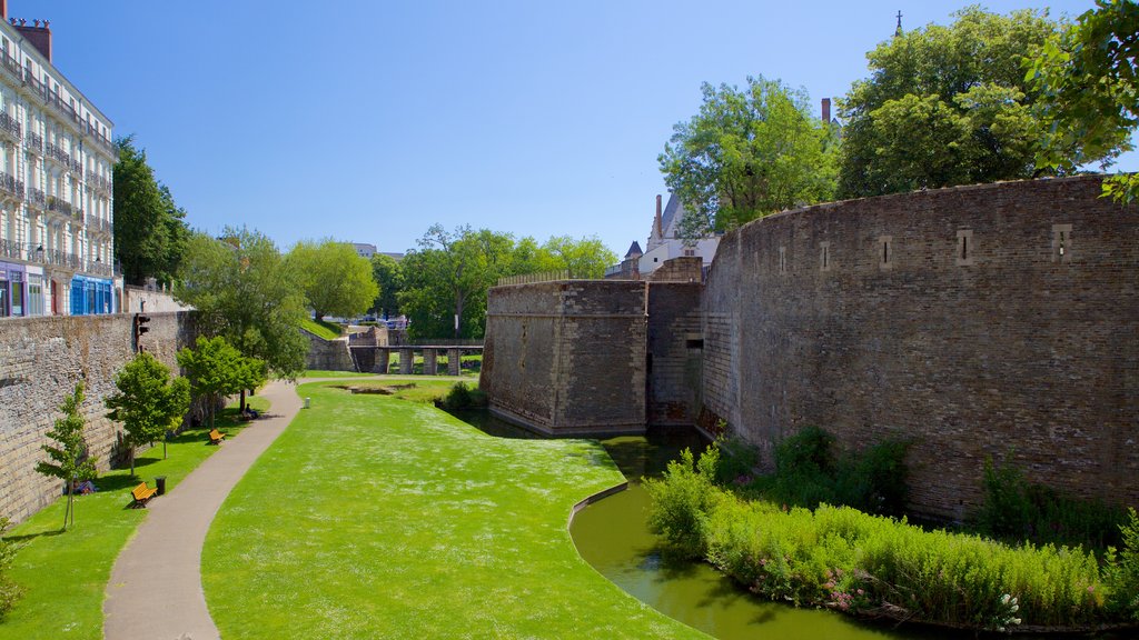 Nantes mettant en vedette un parc et éléments du patrimoine