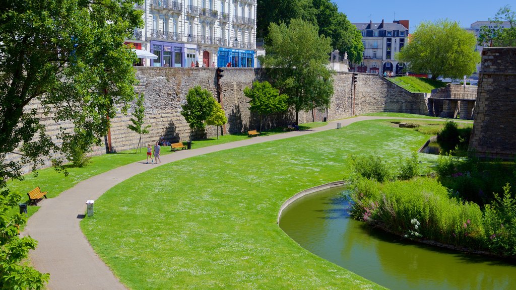 Nantes mettant en vedette éléments du patrimoine et un jardin