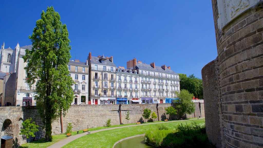 Nantes featuring heritage elements, a house and a garden