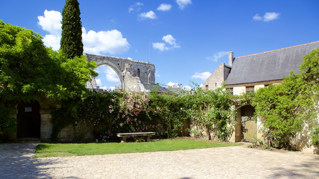 Prieure de St-Cosme showing a garden and heritage elements