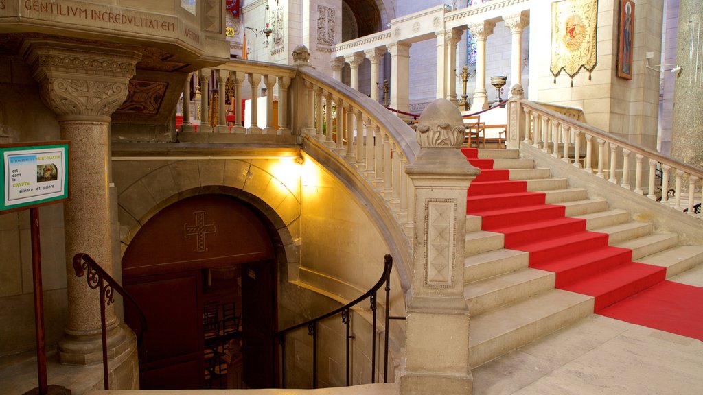 Basilique Saint-Martin toont interieur en historisch erfgoed