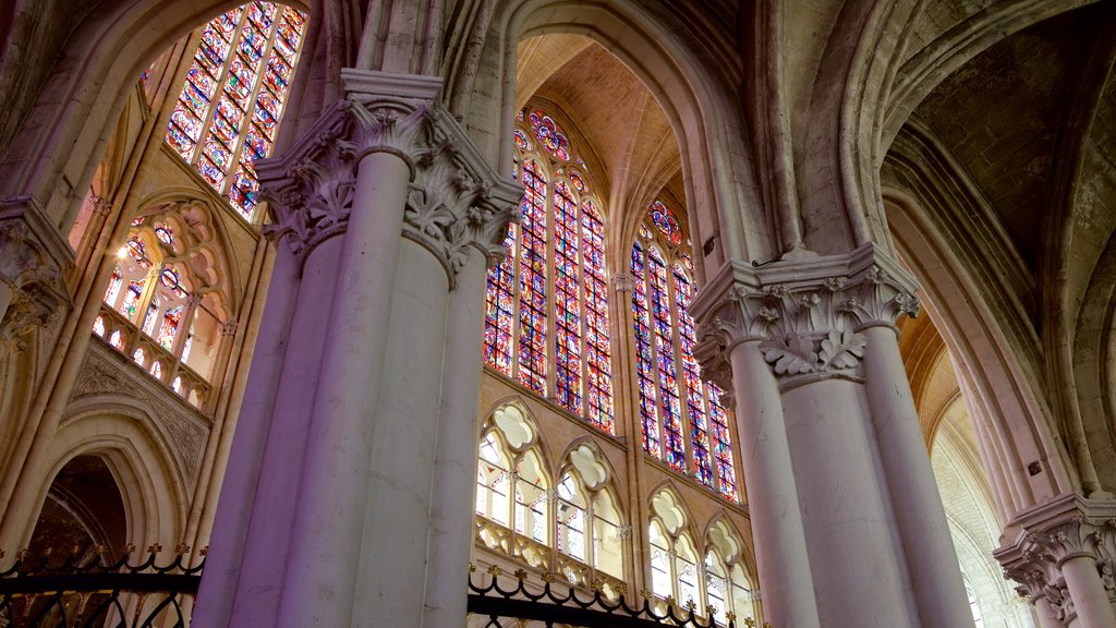 Tours Cathedral showing a church or cathedral, heritage architecture and interior views