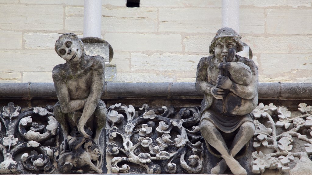 Igreja de Notre Dame caracterizando uma estátua ou escultura e uma igreja ou catedral