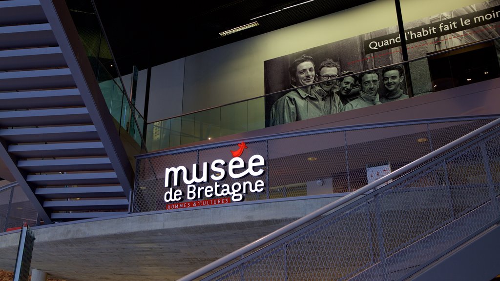 Musée de Bretagne mostrando señalización y vistas interiores