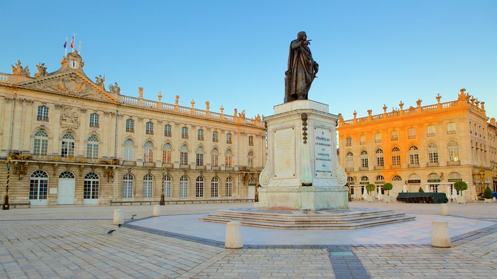 Nancy Hotel de Ville mostrando uma praça ou plaza e uma estátua ou escultura