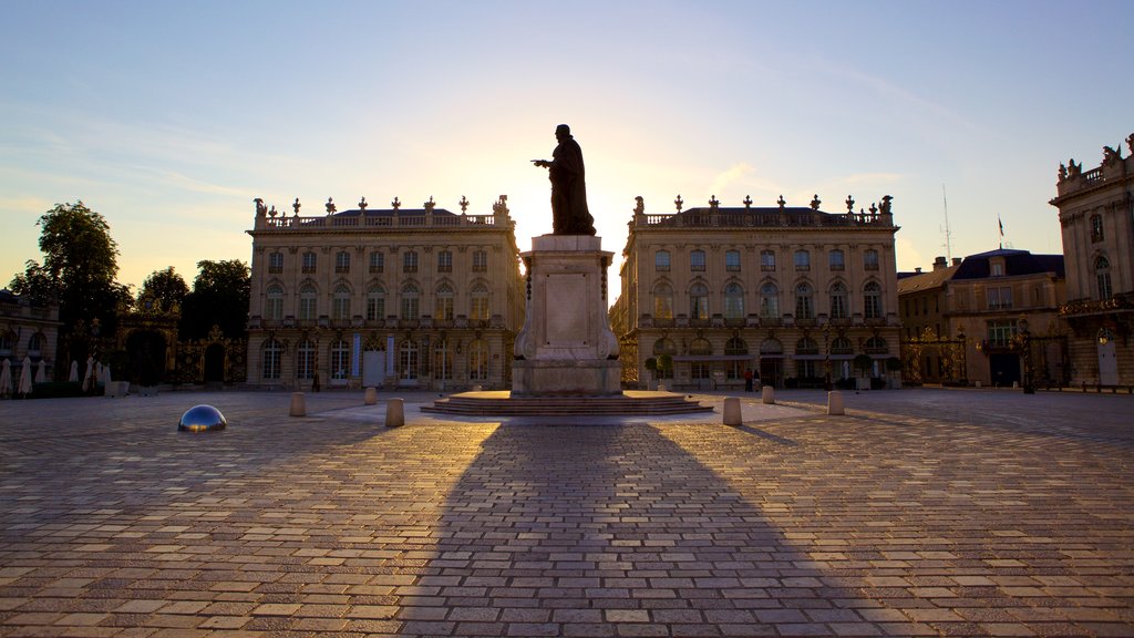 Place Stanislas ofreciendo un atardecer y una estatua o escultura