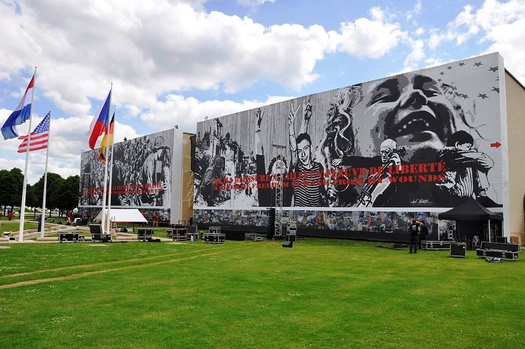 Façade_du_Mémorial_juin_2014.JPG