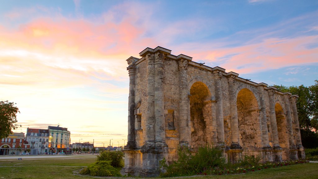 Puerta de Marte mostrando un atardecer, elementos patrimoniales y arquitectura patrimonial