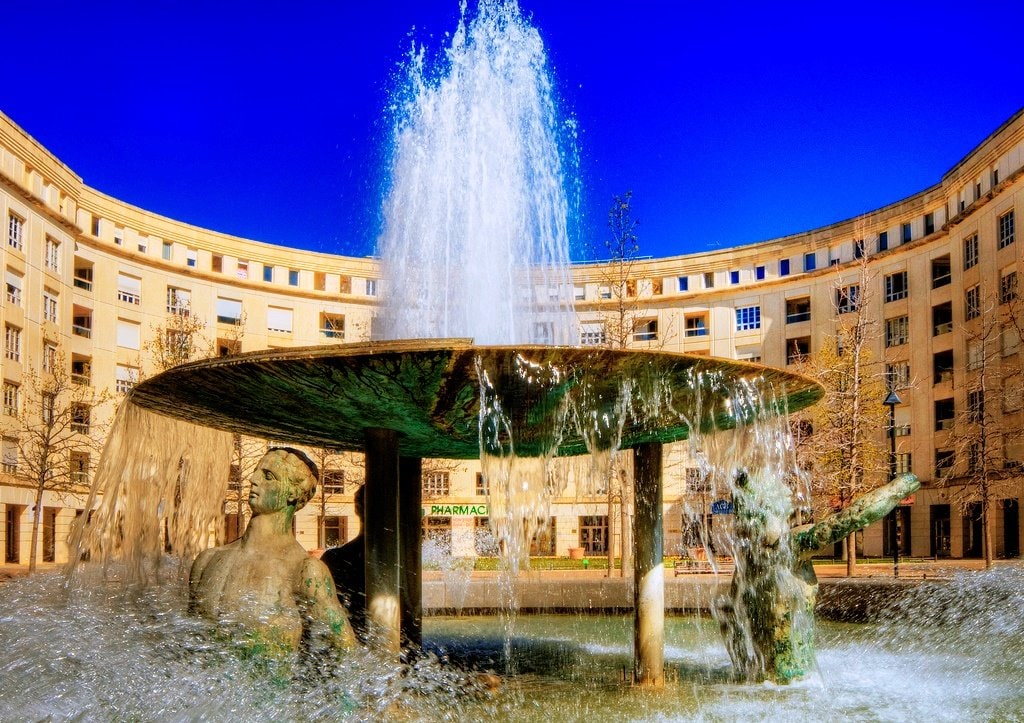 Fontaine de la Place du Nombre d'Or Wolfgang Staudt CC BY 2.0.jpg