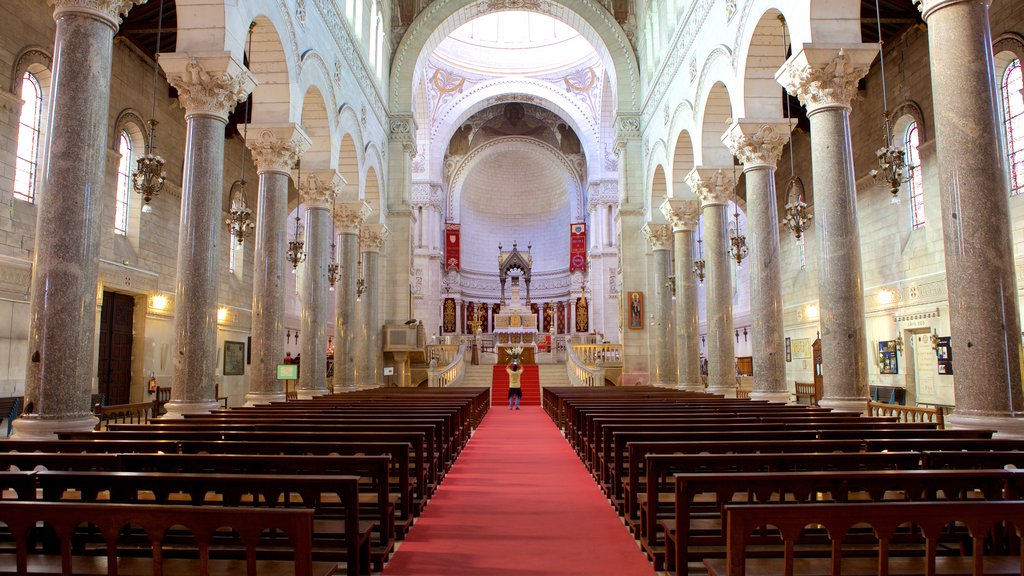 Basílica de Saint Martin mostrando una iglesia o catedral, elementos patrimoniales y vista interna