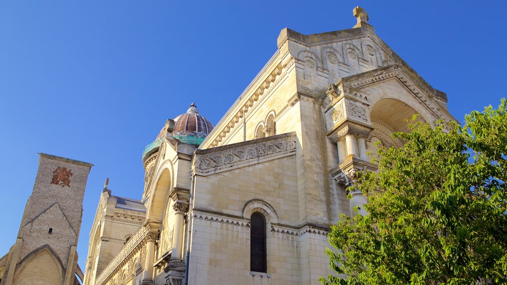 Basilique Saint-Martin toont historisch erfgoed en historische architectuur