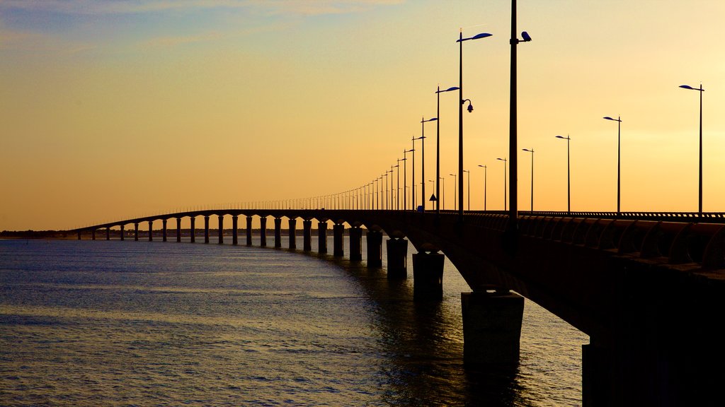 Pont de l\'île de Ré toont een zonsondergang en een brug