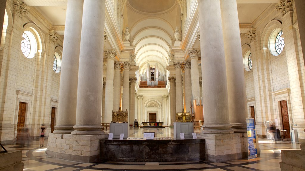 Catedral de Notre Dame ofreciendo elementos patrimoniales, vista interna y arquitectura patrimonial