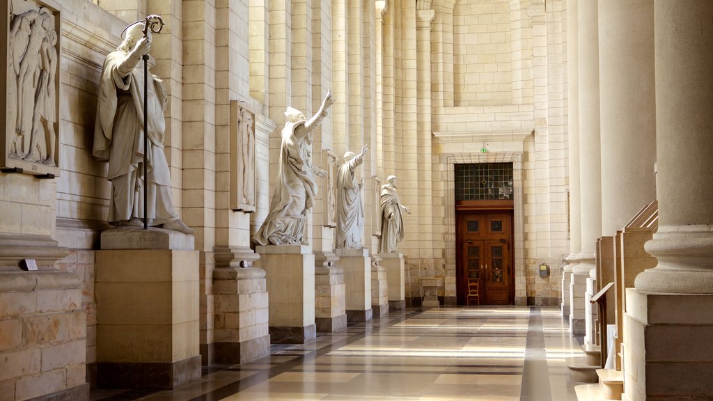 Catedral de Notre Dame mostrando vista interna, una estatua o escultura y elementos patrimoniales