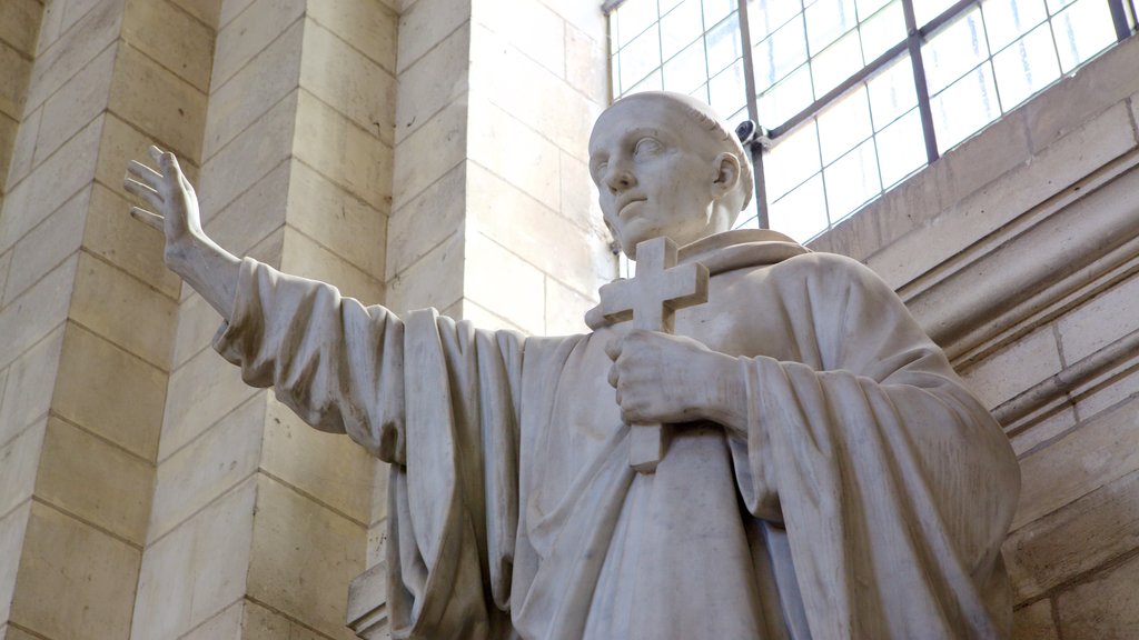 Catedral de Notre Dame que incluye elementos religiosos y una estatua o escultura