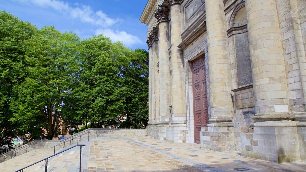 Cathédrale Notre-Dame mettant en vedette patrimoine historique