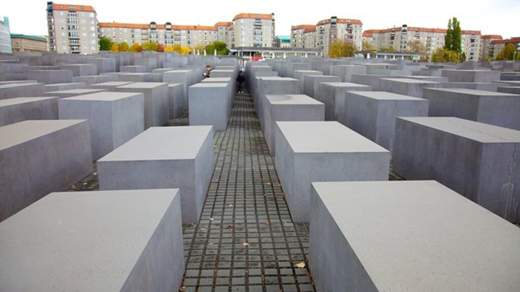 Holocaust-Memorial-25132.jpg