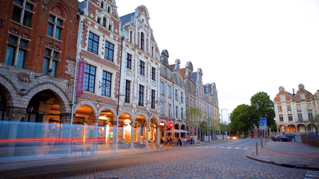 Grand Place featuring café scenes, dining out and street scenes