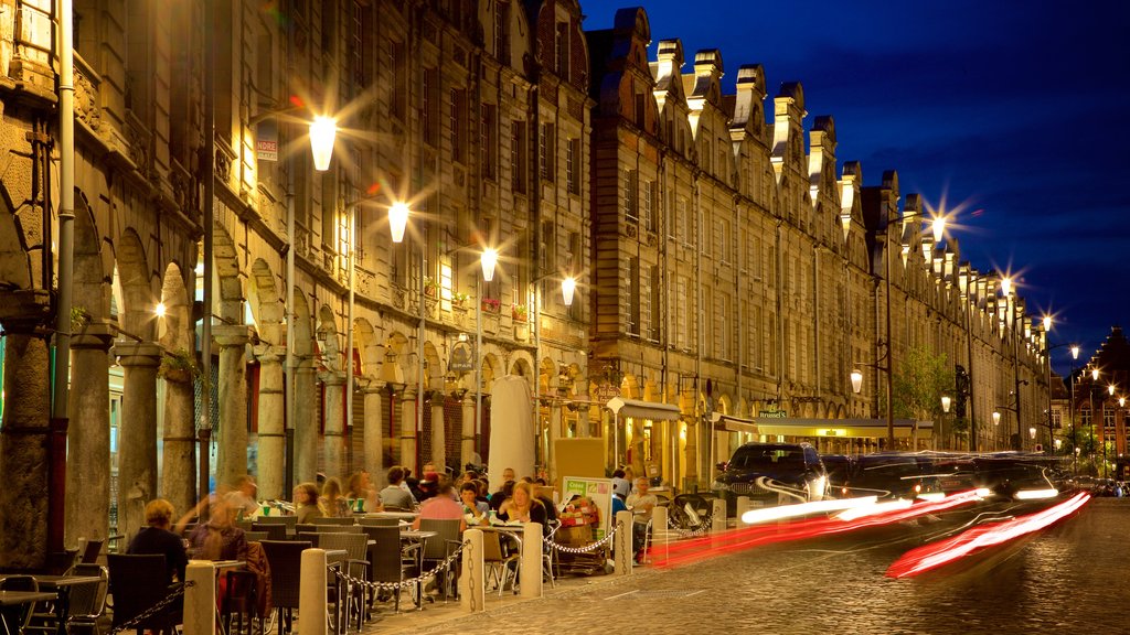 Grand Place que incluye escenas nocturnas, vida nocturna y salir a cenar