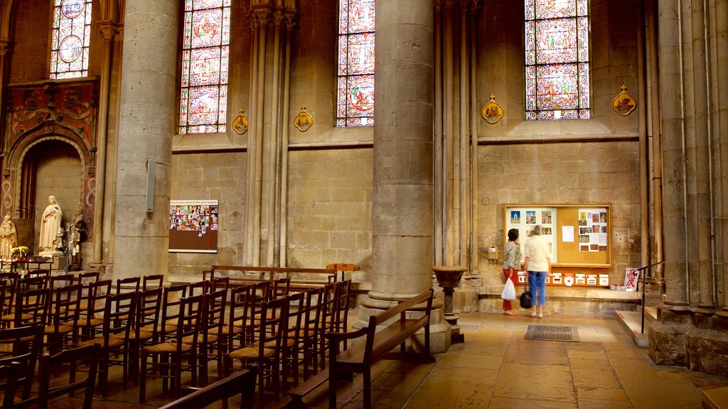 Notre Dame de Dijon som visar en kyrka eller katedral, historiska element och interiörer