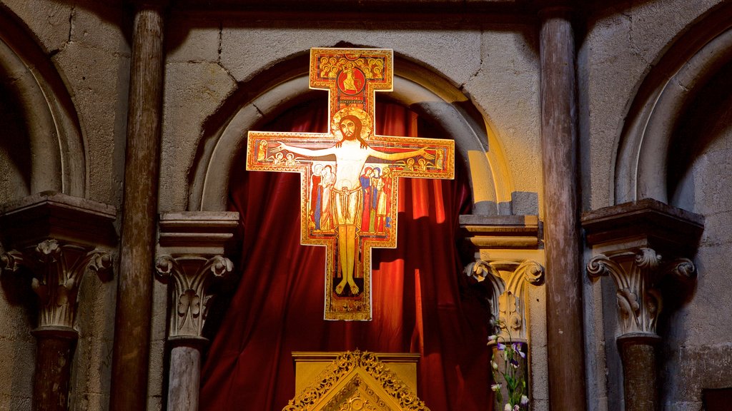 Igreja de Notre Dame mostrando aspectos religiosos