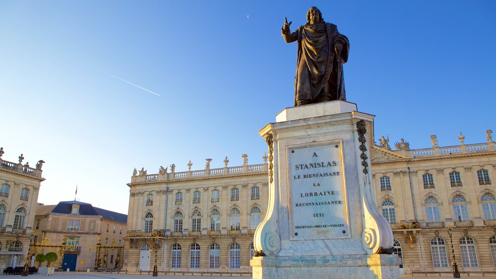 Place Stanislas mostrando un parque o plaza y una estatua o escultura