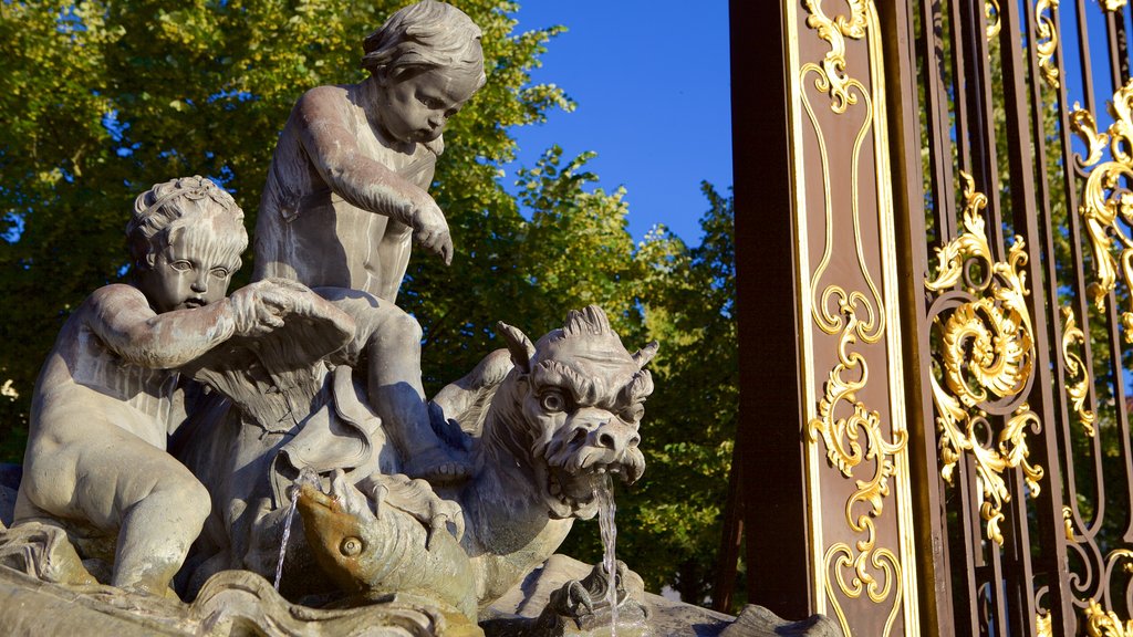 Place Stanislas caracterizando elementos de patrimônio e uma estátua ou escultura