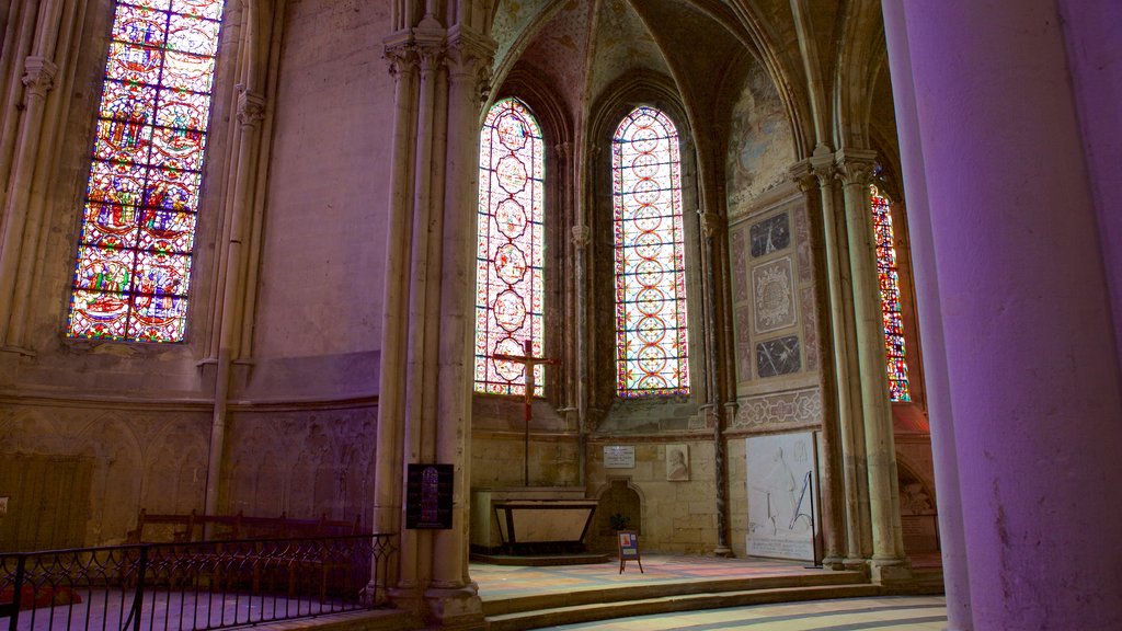 Catedral de Tours que incluye vista interna, una iglesia o catedral y elementos patrimoniales