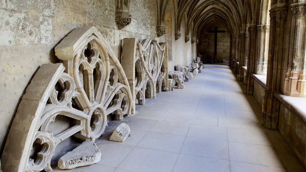 Catedral de Tours mostrando elementos de patrimônio e arquitetura de patrimônio