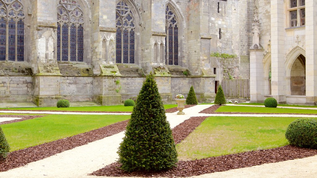 Tours Cathedral which includes a park