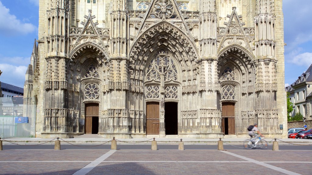 Tours Cathedral which includes heritage architecture, a church or cathedral and heritage elements