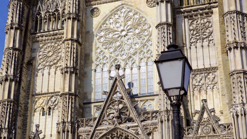 Catedral de Tours que inclui elementos de patrimônio e arquitetura de patrimônio