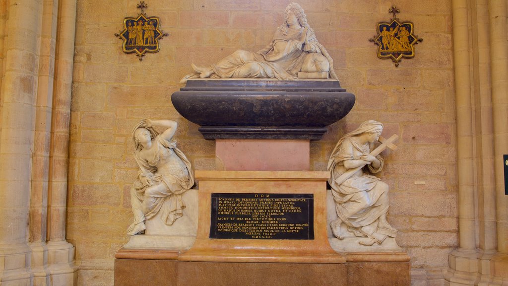 Catedral de Dijon que incluye elementos religiosos y una estatua o escultura