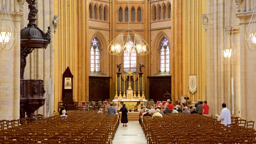 Catedral de Dijon que inclui uma igreja ou catedral, elementos de patrimônio e vistas internas