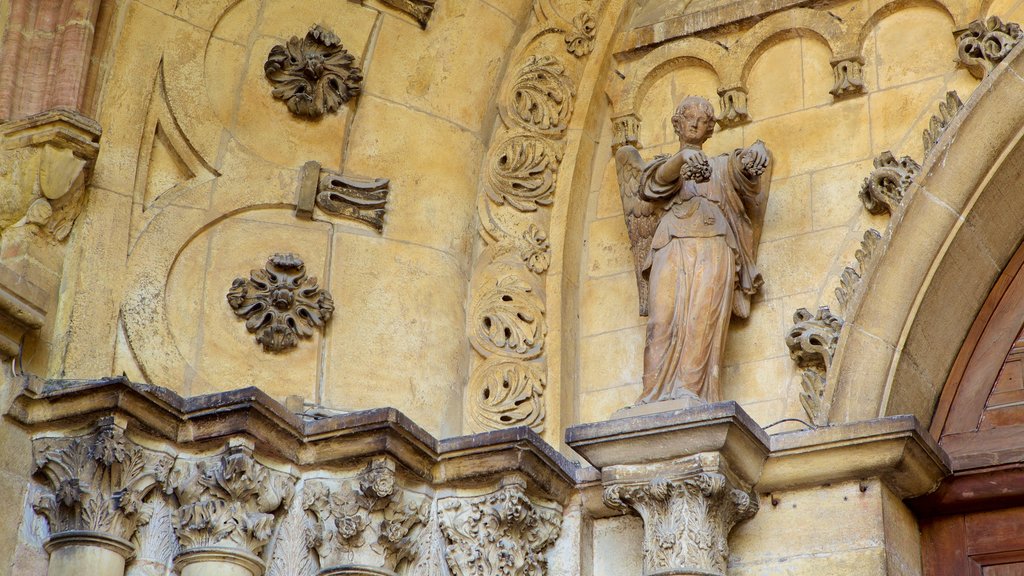 Catedral de Dijon ofreciendo elementos patrimoniales