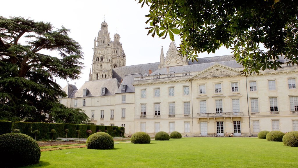 Musée des Beaux-Arts de Tours toont een tuin, historisch erfgoed en historische architectuur