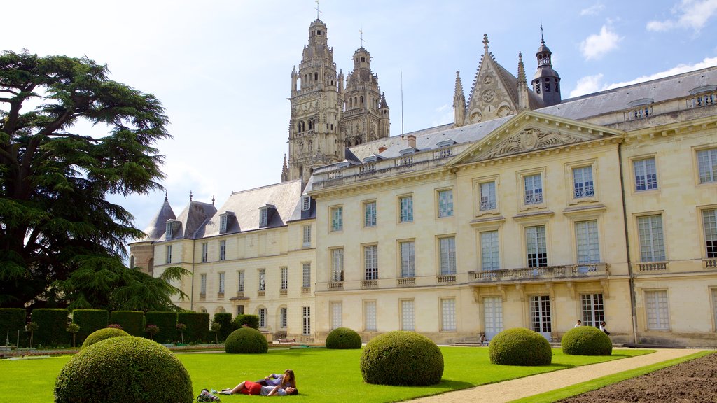 Musee des Beaux-Arts de Tours featuring heritage architecture, a park and heritage elements