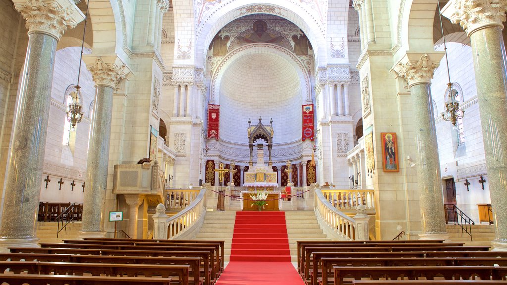 Basílica de Saint Martin que incluye una iglesia o catedral, elementos del patrimonio y vistas interiores