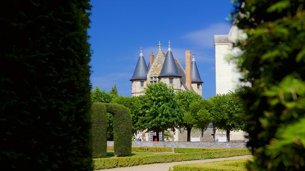 Chateau d\'Angers que incluye elementos del patrimonio y un jardín