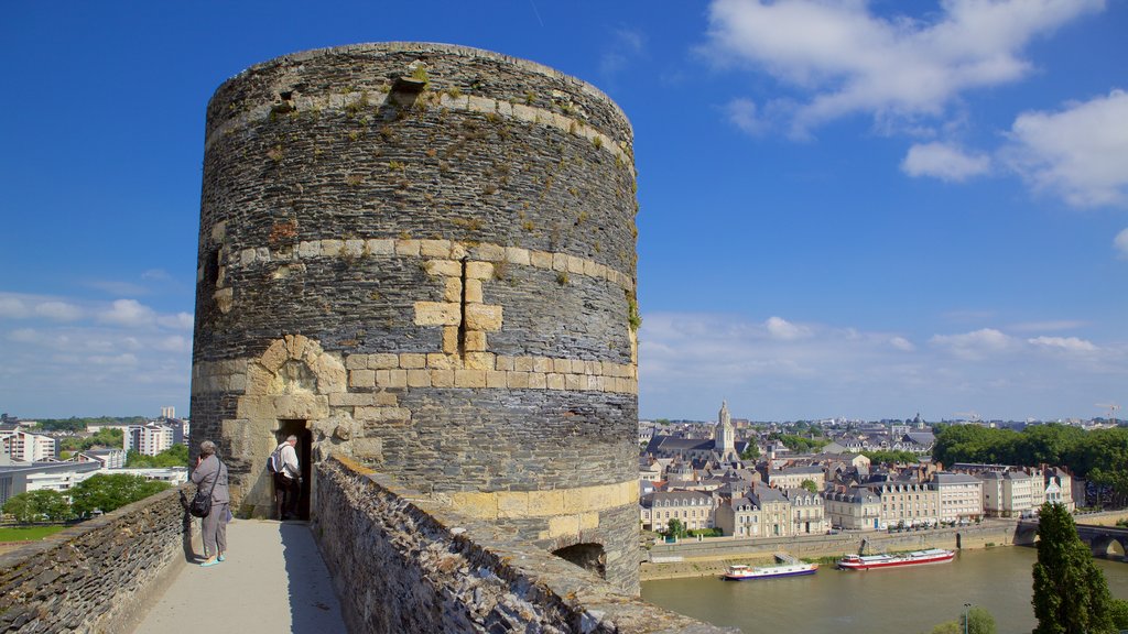 Chateau d\'Angers ofreciendo elementos patrimoniales, un río o arroyo y una ciudad