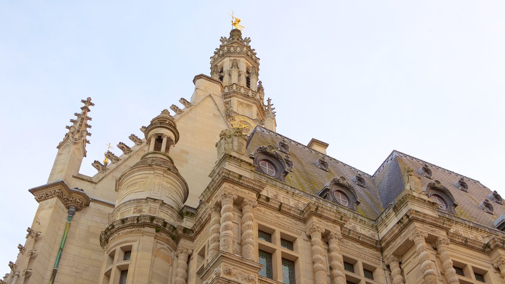 Place des Héros qui includes éléments du patrimoine et architecture patrimoniale