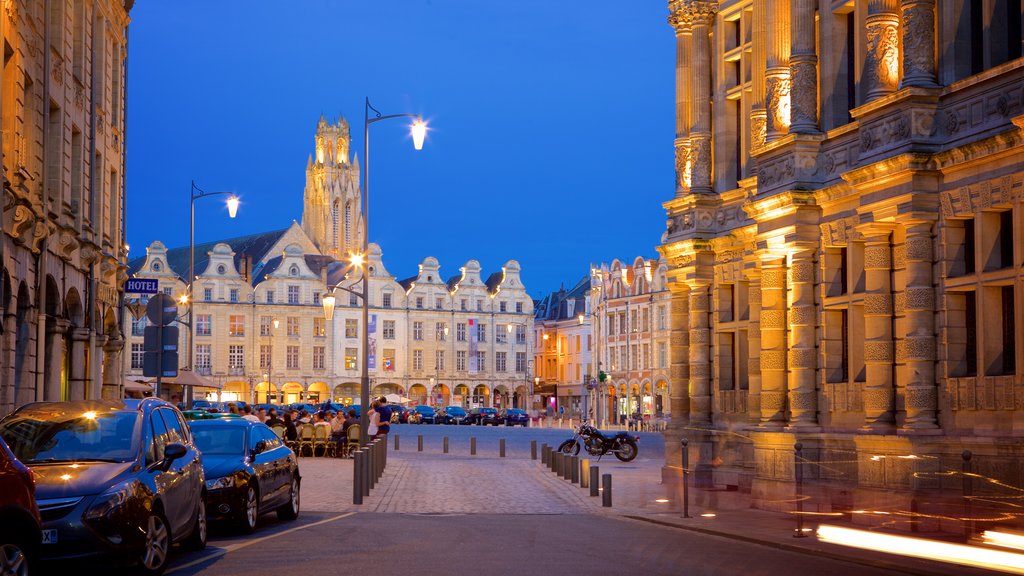 Place des Héros montrant scènes de soirée, une place publique et éléments du patrimoine