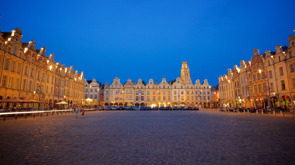 Place des Héros qui includes éléments du patrimoine, scènes de soirée et une place publique