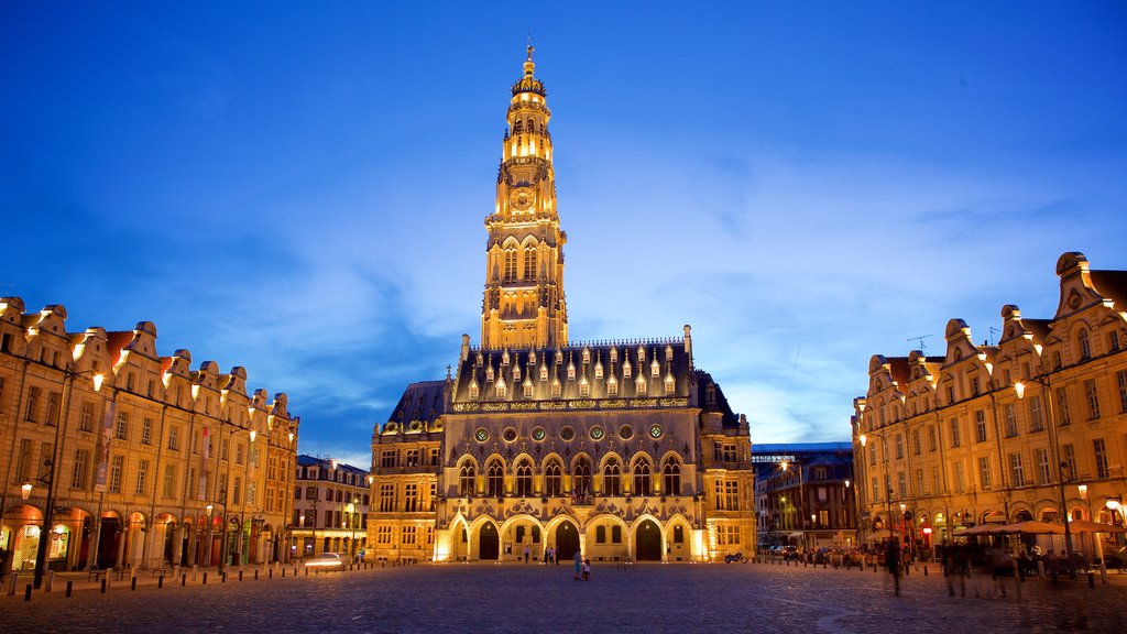 Place des Héros qui includes patrimoine architectural, scènes de nuit et patrimoine historique