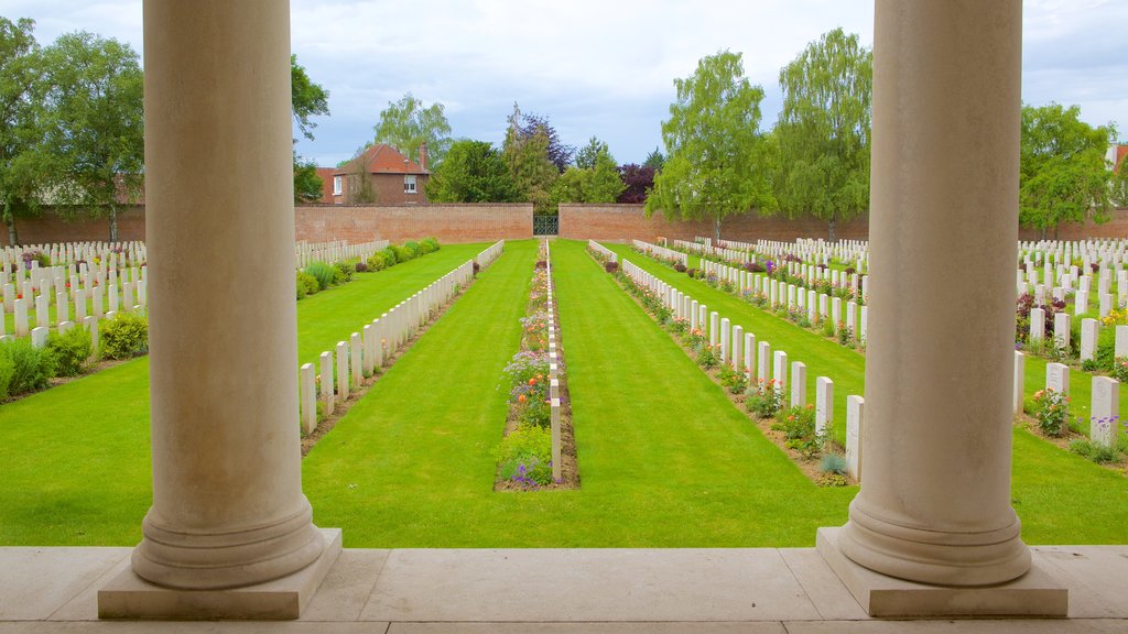 Arras War Cemetery featuring a cemetery