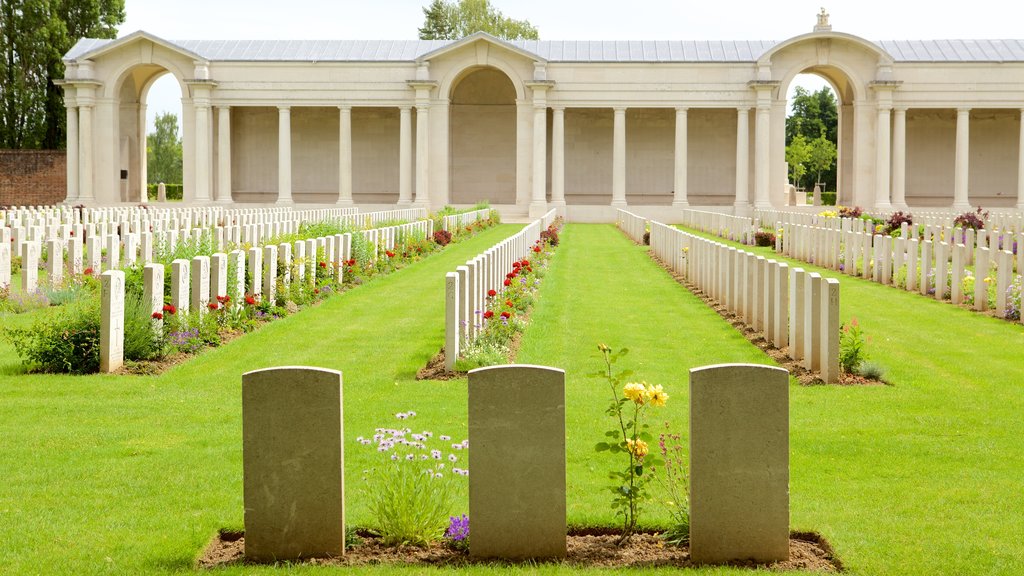 Cimetière de guerre d\'Arras montrant cimetière