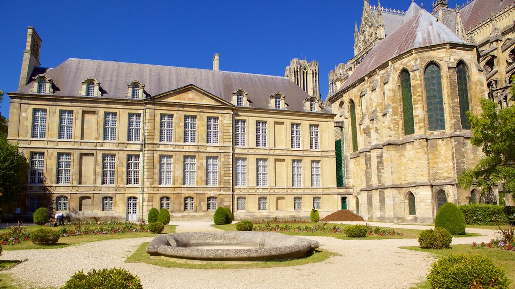 Palacio Tau ofreciendo un parque, elementos del patrimonio y un castillo